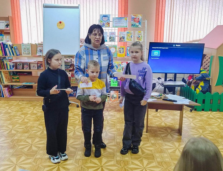 Первоклассники СШ д.  Клейники в гостях у детского отдела