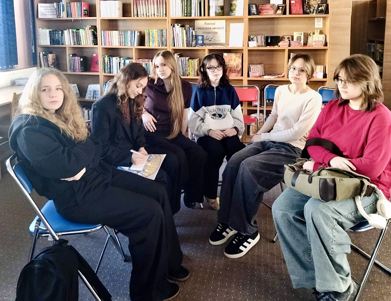 «Поэзия — музыка слов»: поэтический батл в юношеском отделе библиотеки