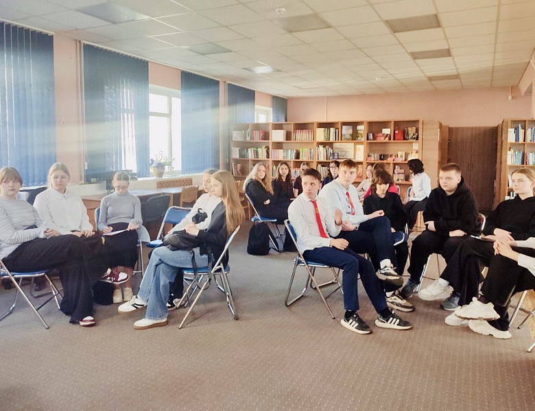 «Поэзия — музыка слов»: поэтический батл в юношеском отделе библиотеки