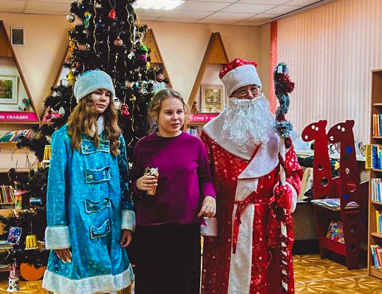 Новогоднее чудо в библиотеке: Проект «Спасательный круг» подарил детям 