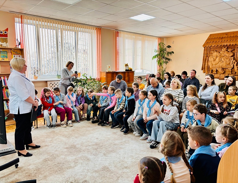 С книгой весело шагать