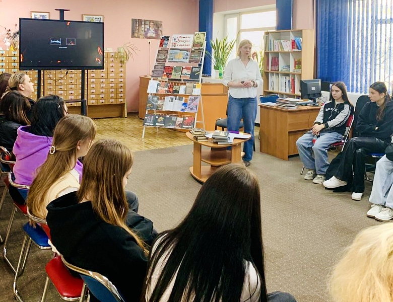 Патриотический час в юношеском отделе