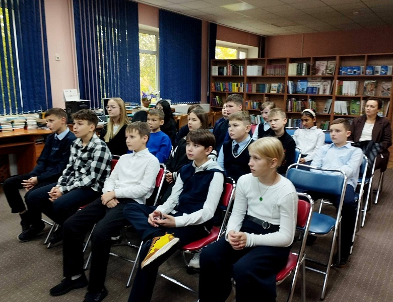 «Всё на земле от материнских рук»: познавательный час