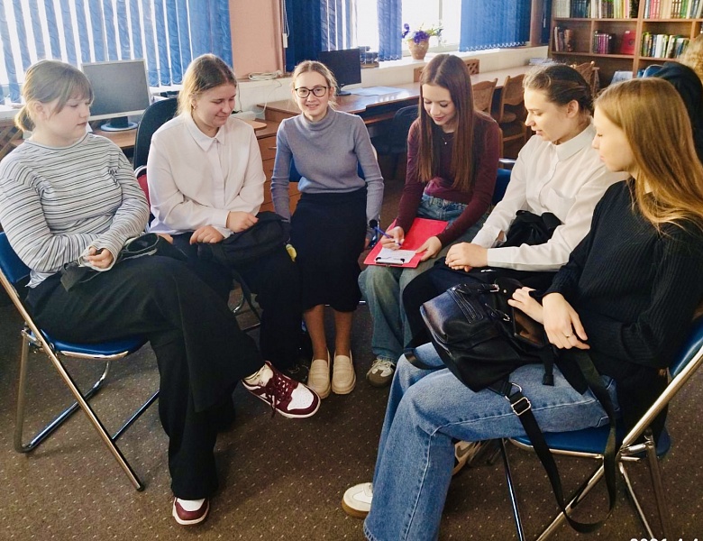 «Поэзия — музыка слов»: поэтический батл в юношеском отделе библиотеки