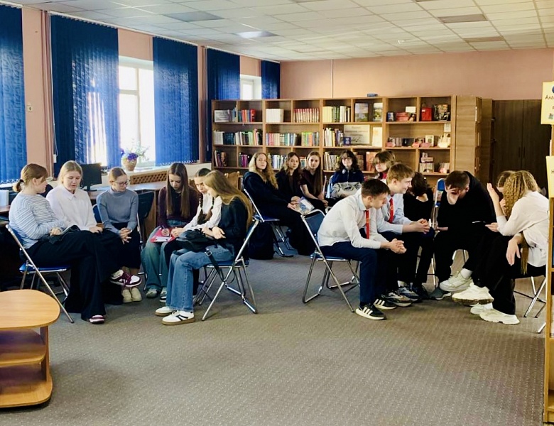 «Поэзия — музыка слов»: поэтический батл в юношеском отделе библиотеки