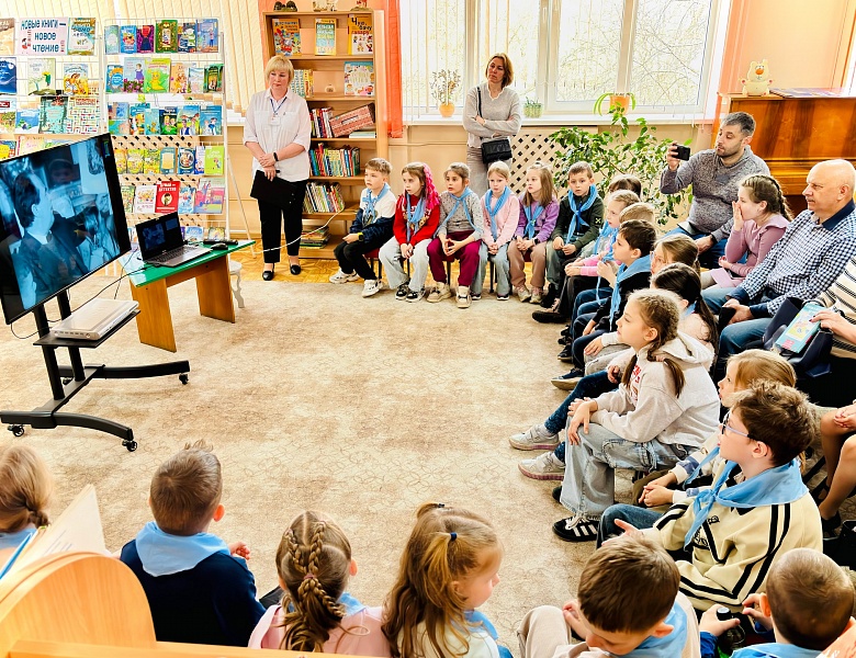 С книгой весело шагать