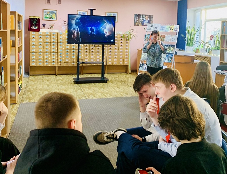 «Поэзия — музыка слов»: поэтический батл в юношеском отделе библиотеки